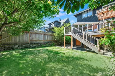2034 Federal Avenue E, Seattle, WA 98102 - Photo 22