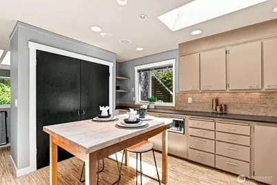 9375 NE Eric Avenue, Bainbridge Island, WA 98110 - Photo 8