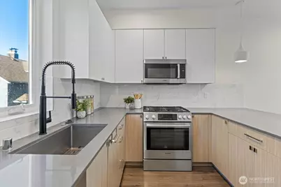 2310 W Newton Street, Seattle, WA 98199 - Photo 6