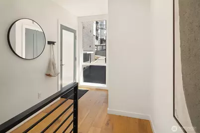 2723 Yale Terrace Avenue E, Seattle, WA 98102 - Photo 4