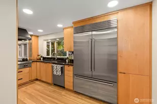 10527 SE 27th St, Beaux Arts Village, WA 98004 - Photo 12