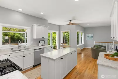 633 Klickitat Place NE, Bainbridge Island, WA 98110 - Photo 10