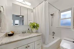 516 W Howe St, Seattle, WA 98119 - Photo 12