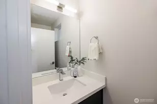 522 N 104th St, Seattle, WA 98133 - Photo 8