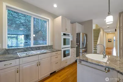 9701 SE 5th St, Bellevue, WA 98004 - Photo 10