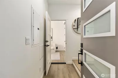 2328 B Franklin Avenue E, Seattle, WA 98102 - Photo 8