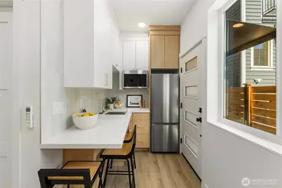 2328 B Franklin Avenue E, Seattle, WA 98102 - Photo 12