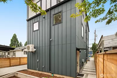 9215 12th Avenue NE #B, Seattle, WA 98115 - Photo 2