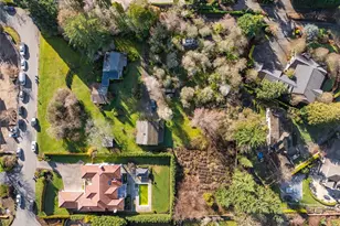 9404 NE 32nd St, Clyde Hill, WA 98004 - Photo 10
