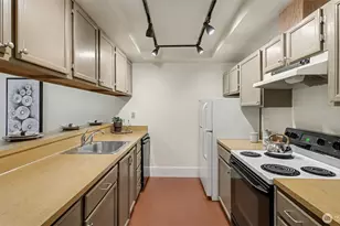 8800 20th Ave NE, Seattle, WA 98115 - Photo 10