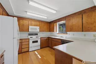 207 E 84th St, Tacoma, WA 98445 - Photo 10