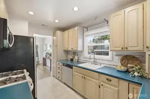 1709 N 35th St, Seattle, WA 98103 - Photo 10