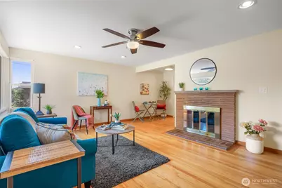 7025 25th Avenue NE, Seattle, WA 98115 - Photo 2