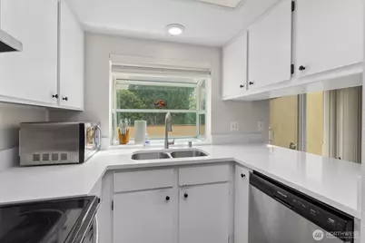 11802 98th Avenue NE #B6, Kirkland, WA 98034 - Photo 10