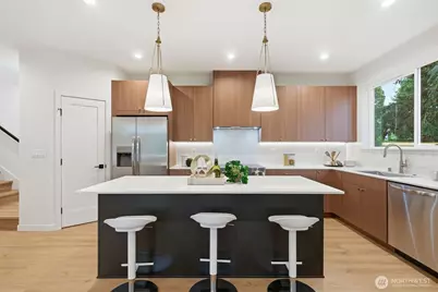 9725 Evanston Avenue N, Seattle, WA 98103 - Photo 4