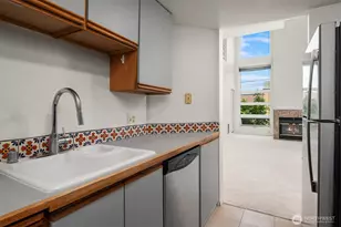 535 Summit Ave E, Seattle, WA 98102 - Photo 12