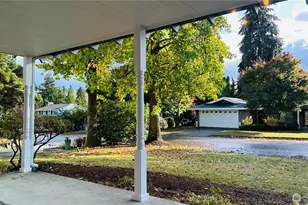 12920 SE 68th St, Bellevue, WA 98006 - Photo 2