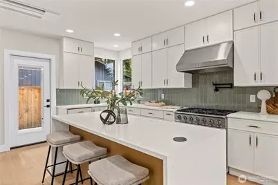 11709 Roosevelt Way NE, Seattle, WA 98125 - Photo 12