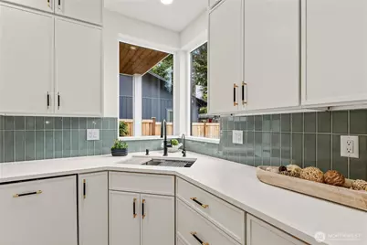 11709 Roosevelt Way NE, Seattle, WA 98125 - Photo 14