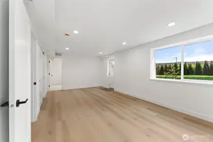 12215 SE 35th St, Bellevue, WA 98006 - Photo 32