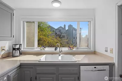 303 13th Avenue E #301, Seattle, WA 98102 - Photo 6