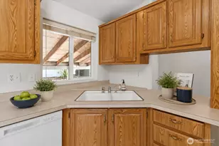 863 NE Saturn Ln, Bremerton, WA 98311 - Photo 10