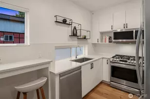 9553 Ashworth Ave N, Seattle, WA 98103 - Photo 8