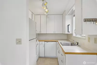 533 N 104th #B, Seattle, WA 98133 - Photo 6