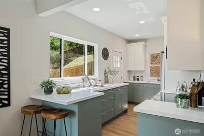 4015 Burton Place W, Seattle, WA 98199 - Photo 2