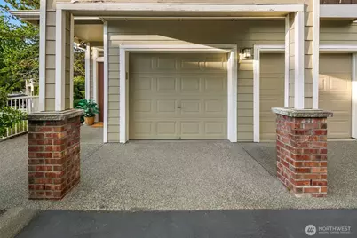 588 241st Lane SE, Sammamish, WA 98074 - Photo 2