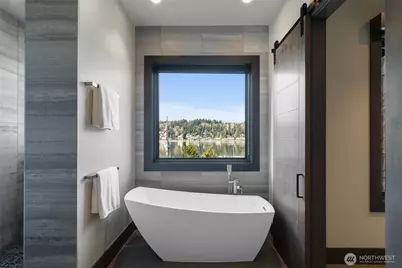 5629 Pleasure Point Lane SE, Bellevue, WA 98006 - Photo 16