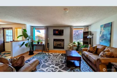 14611 Meadows Court E, Tacoma, WA 98445 - Photo 2