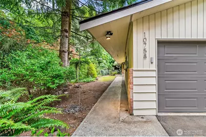 10758 Ashworth Avenue N, Seattle, WA 98133 - Photo 2