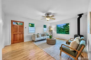 137 33rd St, Bellingham, WA 98225 - Photo 2