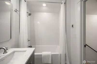5984 B 26th Avenue SW, Seattle, WA 98106 - Photo 14
