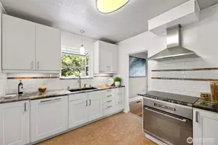 1047 NE 98th St, Seattle, WA 98115 - Photo 10