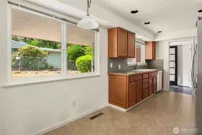 10466 SE 19th Street, Bellevue, WA 98004 - Photo 8