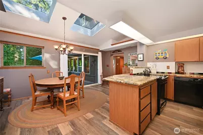 10733 Bartlett Avenue NE, Seattle, WA 98125 - Photo 6