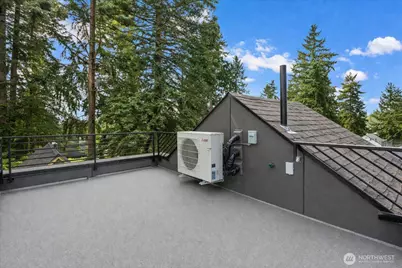 10744 Interlake Avenue N, Seattle, WA 98133 - Photo 16