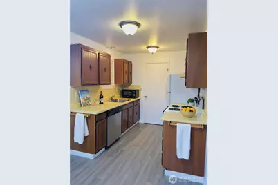 8848 Interlake Avenue N, Seattle, WA 98103 - Photo 6