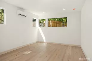 1257 NE 100th St, Seattle, WA 98125 - Photo 4