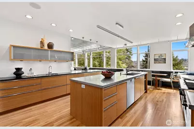1549 Magnolia Way W, Seattle, WA 98199 - Photo 10