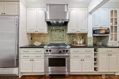 8245 NE 8th Street, Medina, WA 98039 - Photo 10