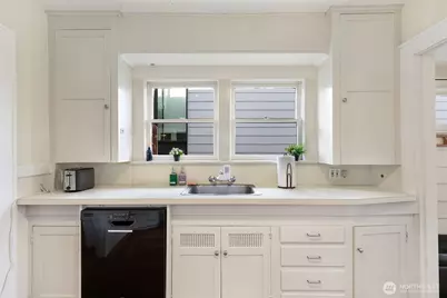 710 10 Avenue E, Seattle, WA 98102 - Photo 12