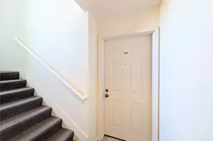 5261 Brooklyn Ave NE, Seattle, WA 98105 - Photo 2