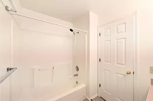 5261 Brooklyn Ave NE, Seattle, WA 98105 - Photo 10