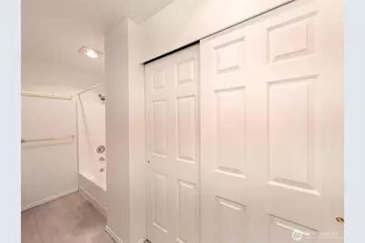 5261 Brooklyn Avenue NE #202, Seattle, WA 98105 - Photo 12