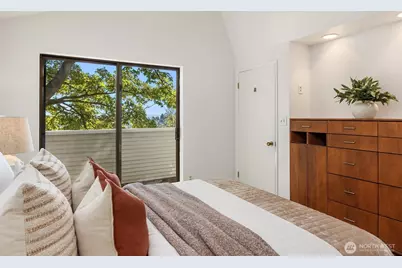 2424 E Mercer Street, Seattle, WA 98112 - Photo 12