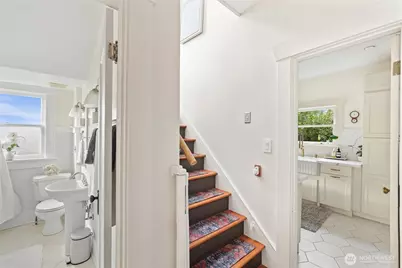 360 Howe Street, Seattle, WA 98109 - Photo 16