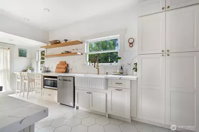 360 Howe Street, Seattle, WA 98109 - Photo 12